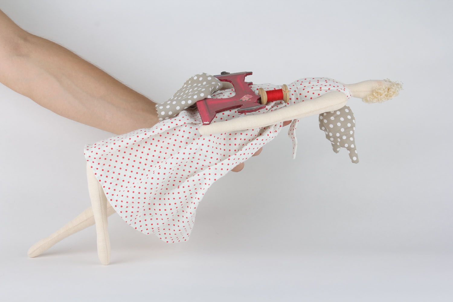Juguete de peluche artesanal “Ángel con máquina de coser” foto 5