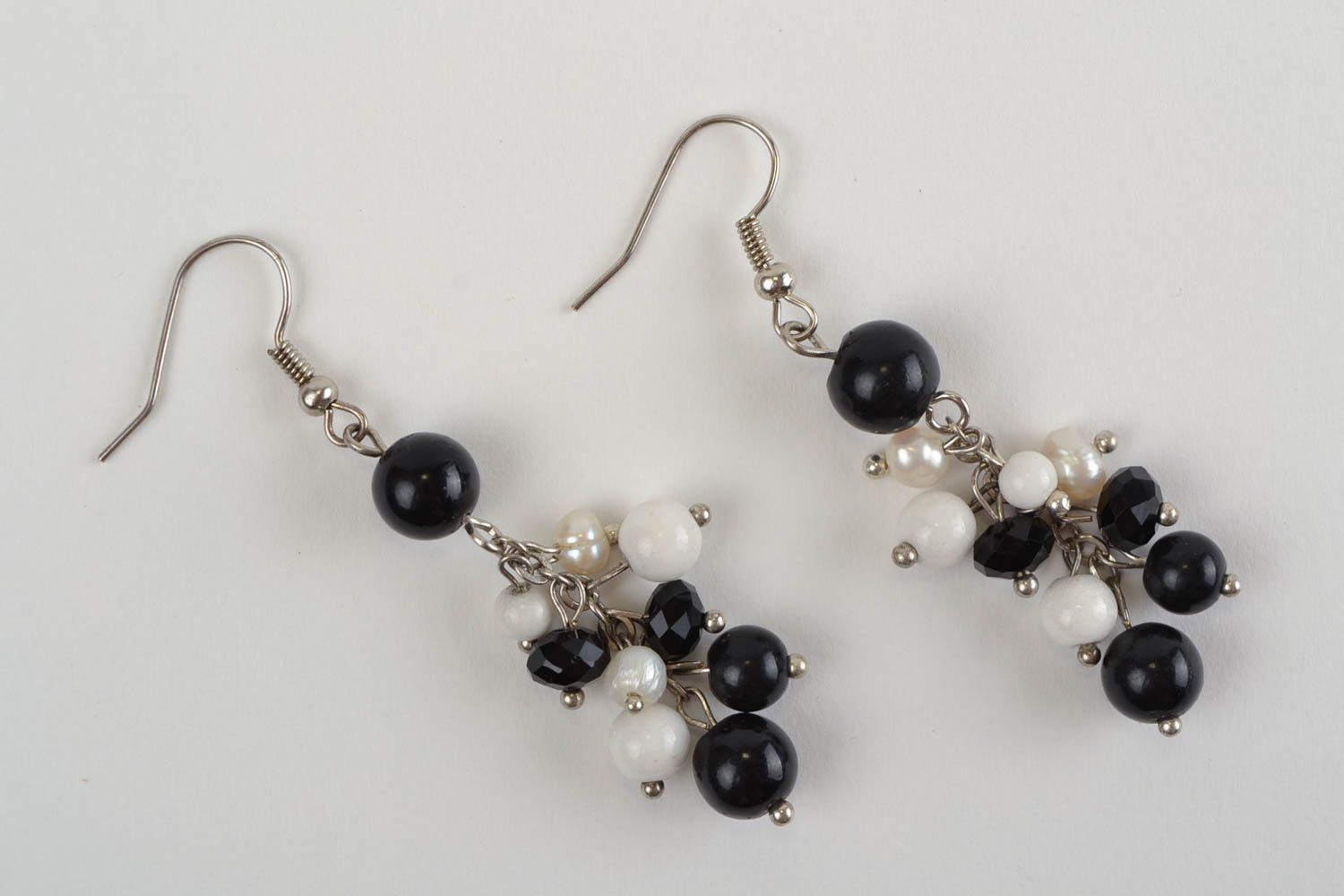 Longues boucles d'oreilles en perles de verre tchèque noir et blanc faites main photo 3