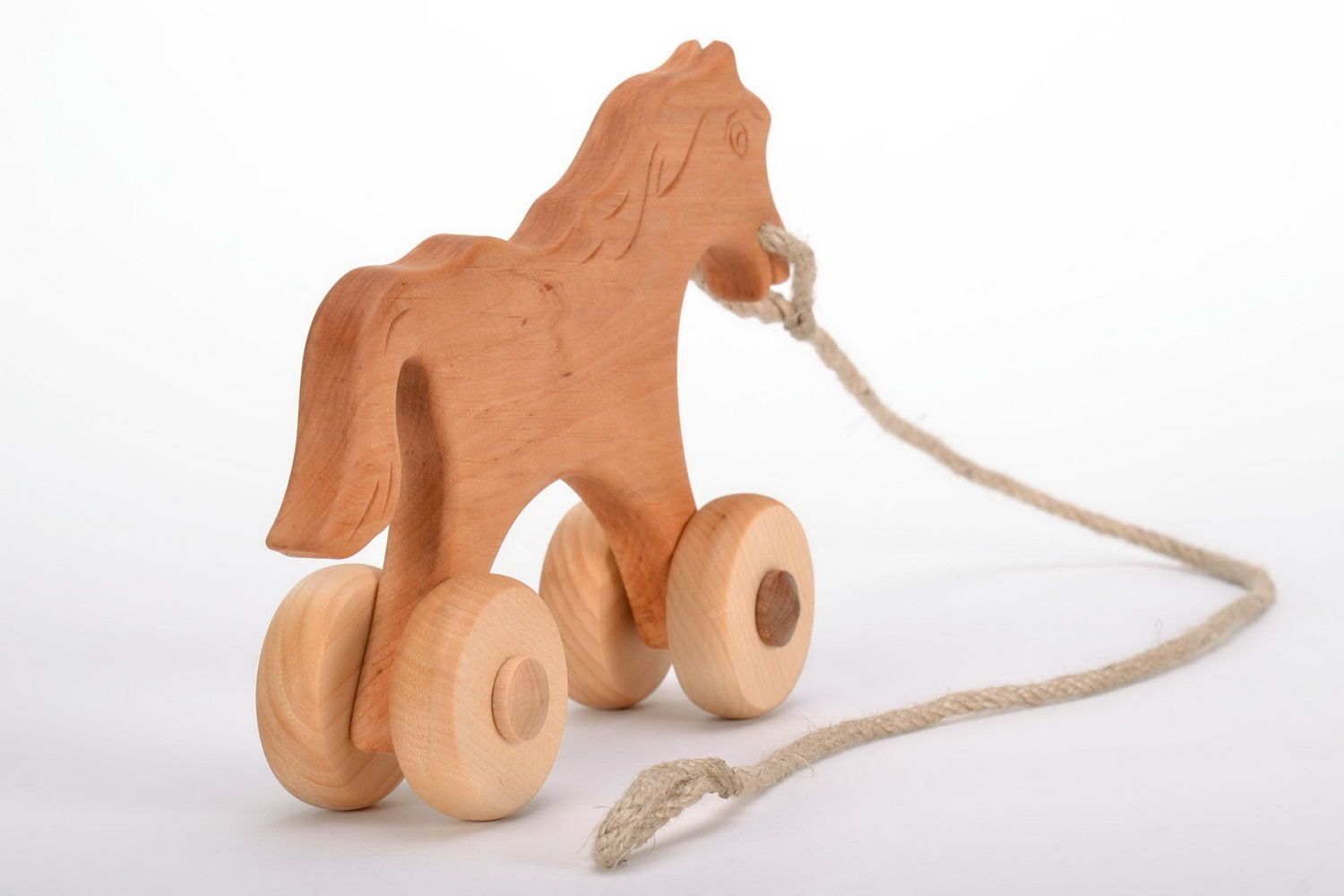 Brinquedo de madeira cavalo em rodas foto 4