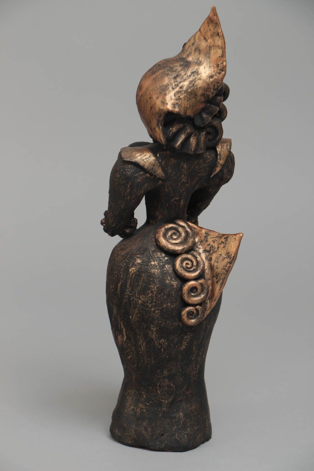 Figura de barro artesanal con forma de mujer con paraguas negra con dorado foto 4