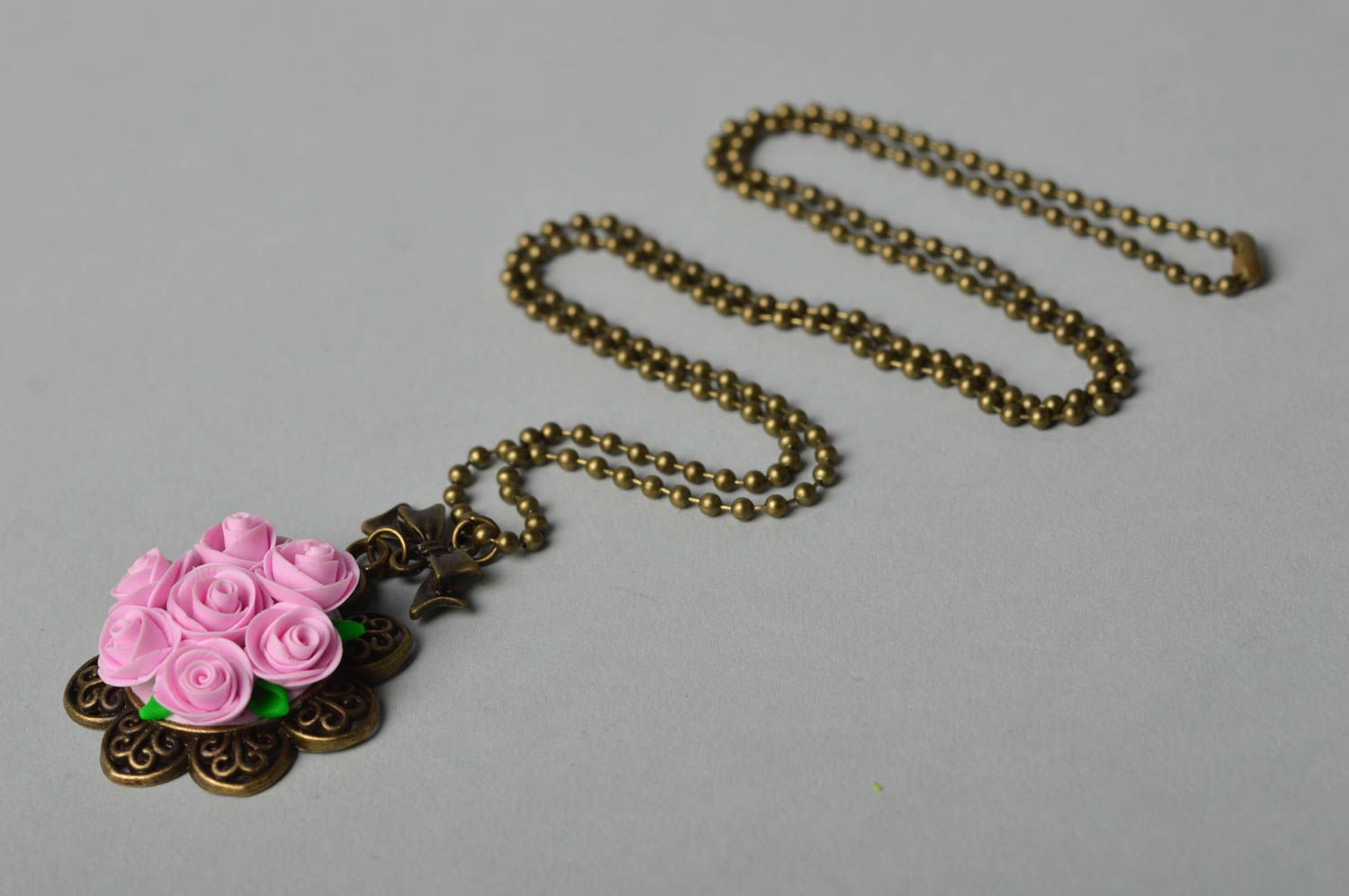 Pendentif en métal Bijou fait main fleurs roses pâte polymère Accessoire femme photo 4