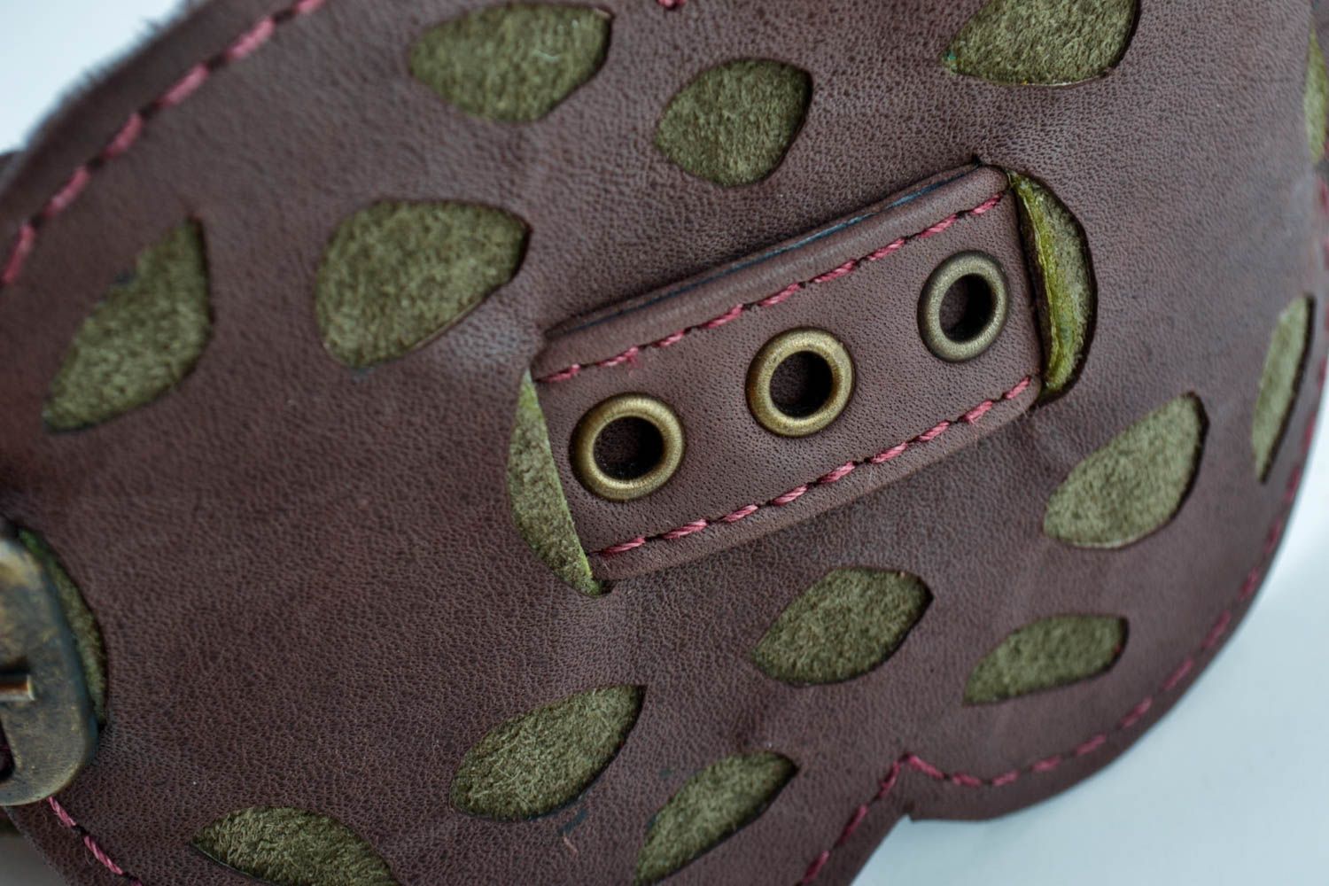 Ремень ручной работы кожаный ремень пояс из кожи женский коричневый с зеленым фото 4