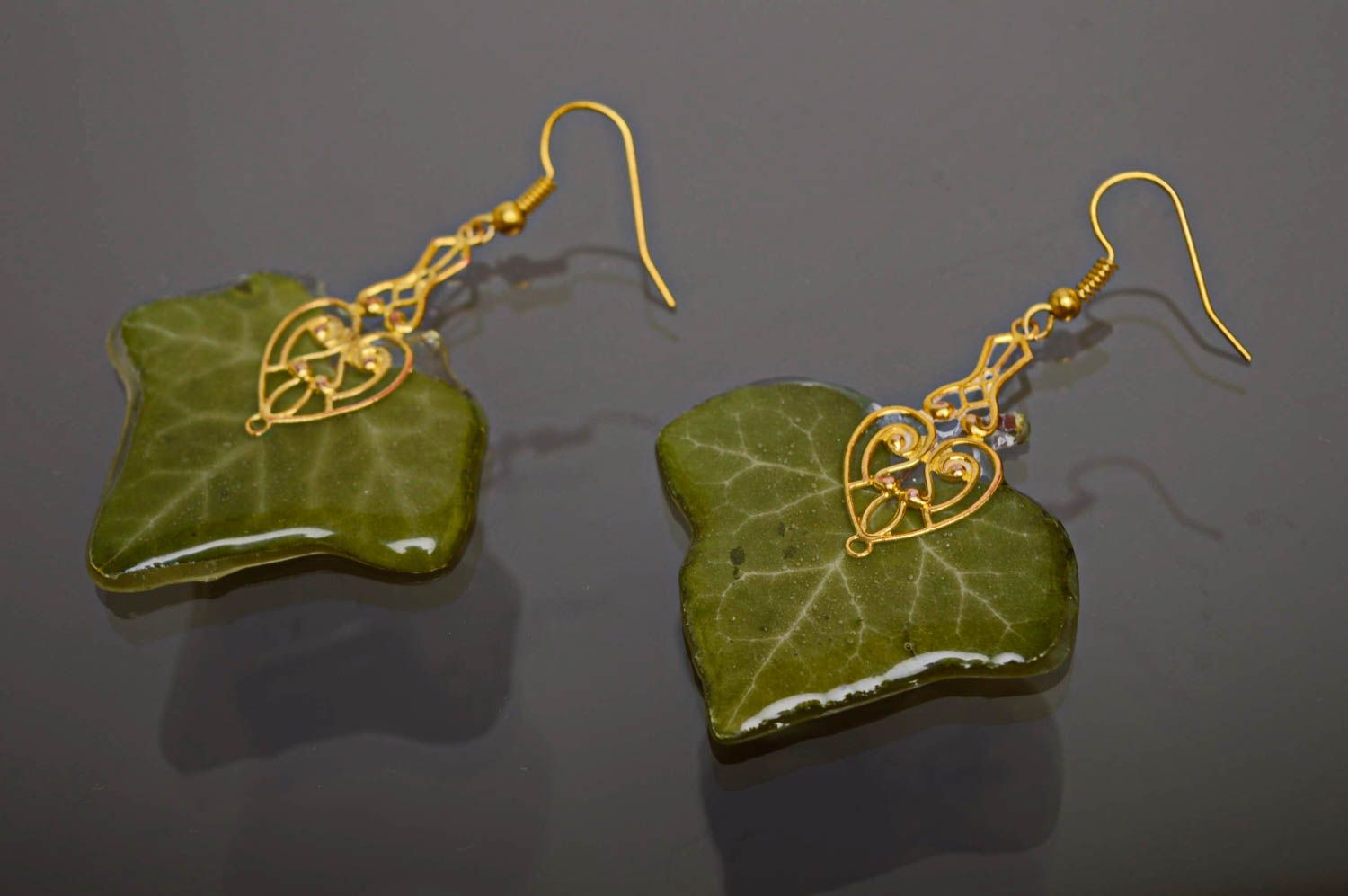 Botanical dangle earrings coated with epoxy resin Ivy Leaf photo 1