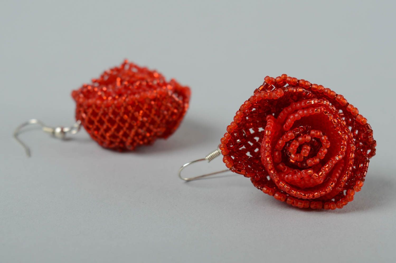 Серьги из бисера серьги ручной работы модные серьги красные розы красивые фото 4