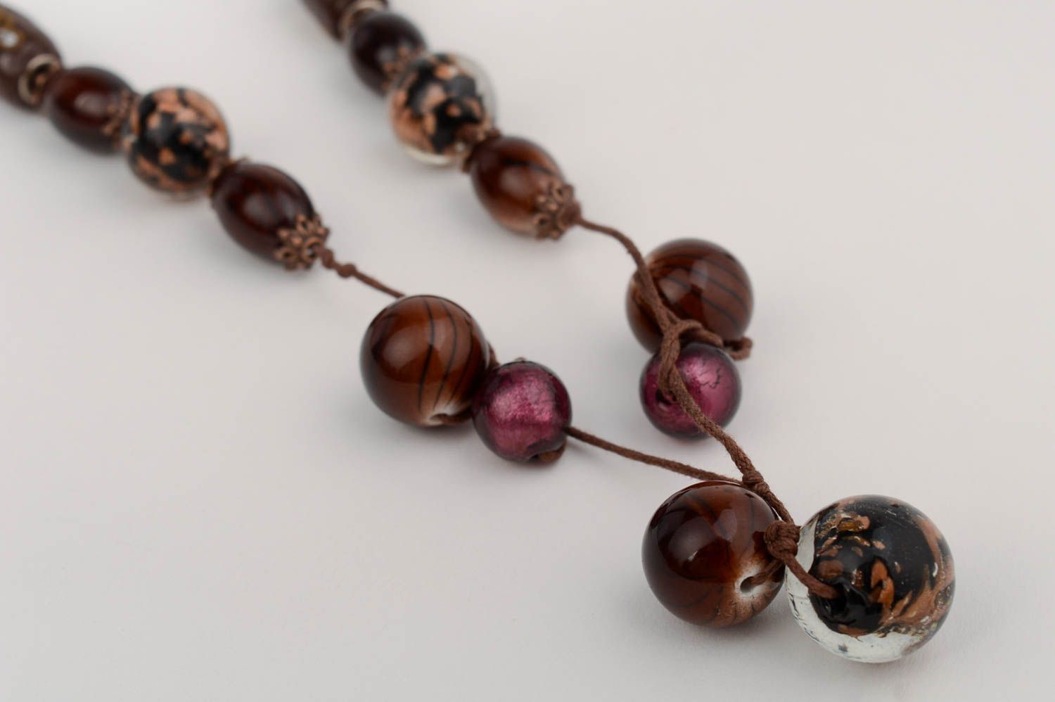 Long collier en perles de plastique et verre fait main sur ruban en satin photo 2