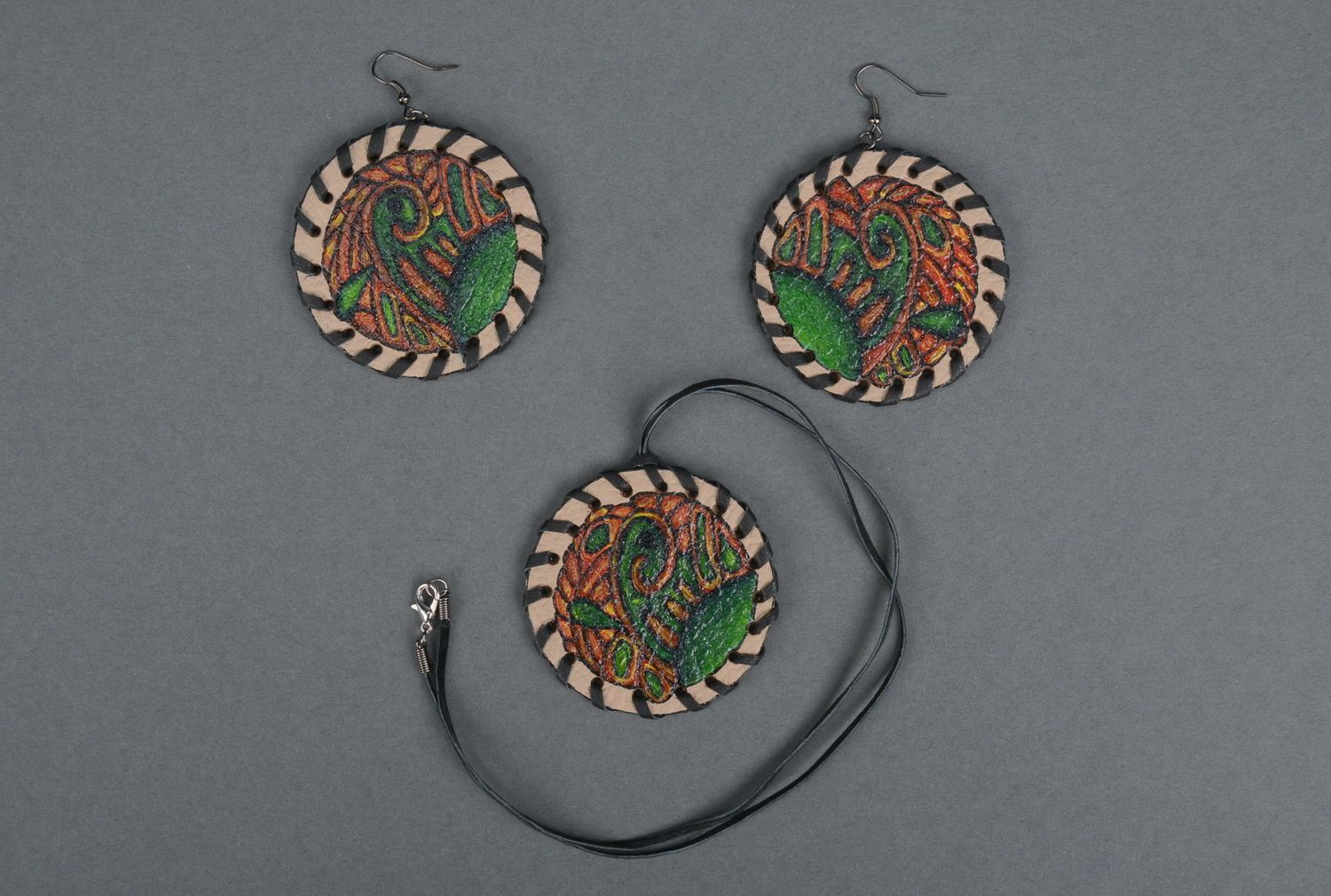 Set de bijoux en cuir boucles d'oreilles et pendentif Planète verte photo 2