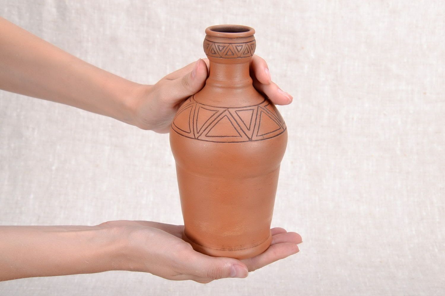 Garrafa de cerâmica feita à mão foto 5