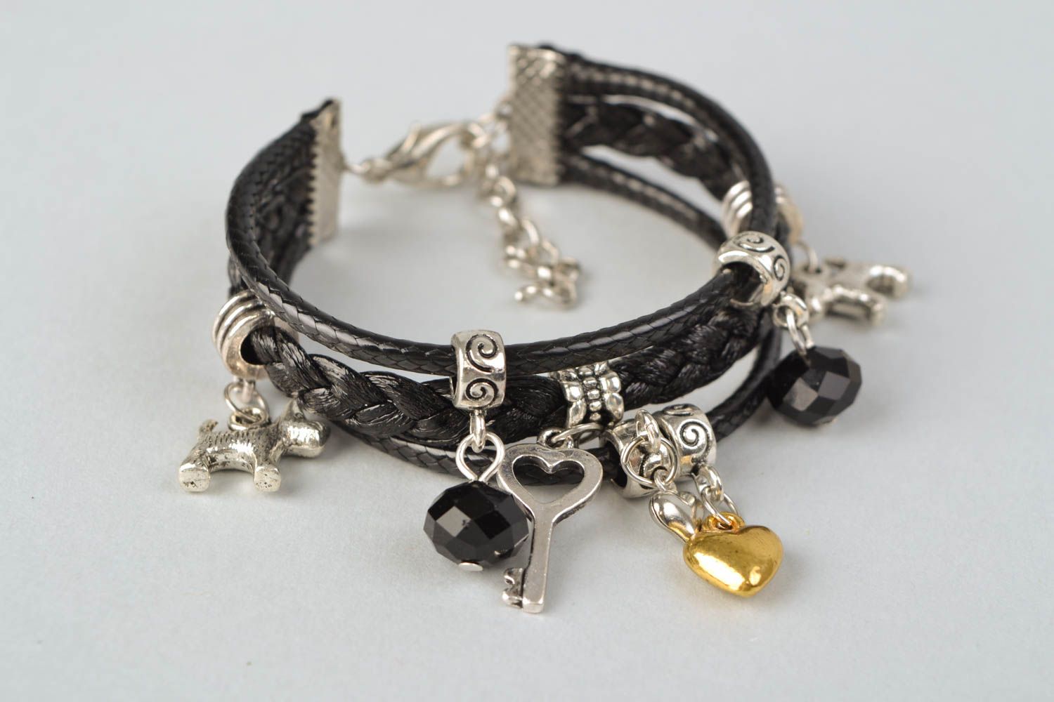 Bracelet en daim gothique avec pendentifs fait main en métal et cristal photo 3