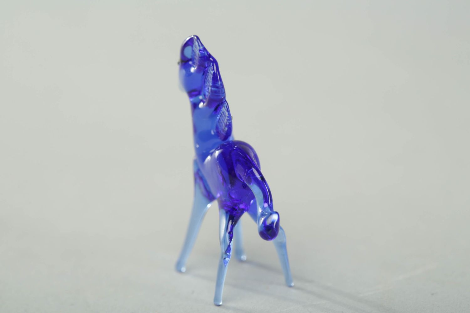 Маленькая фигурка из стекла ручной работы в технике лэмпворк Синий конь фото 3