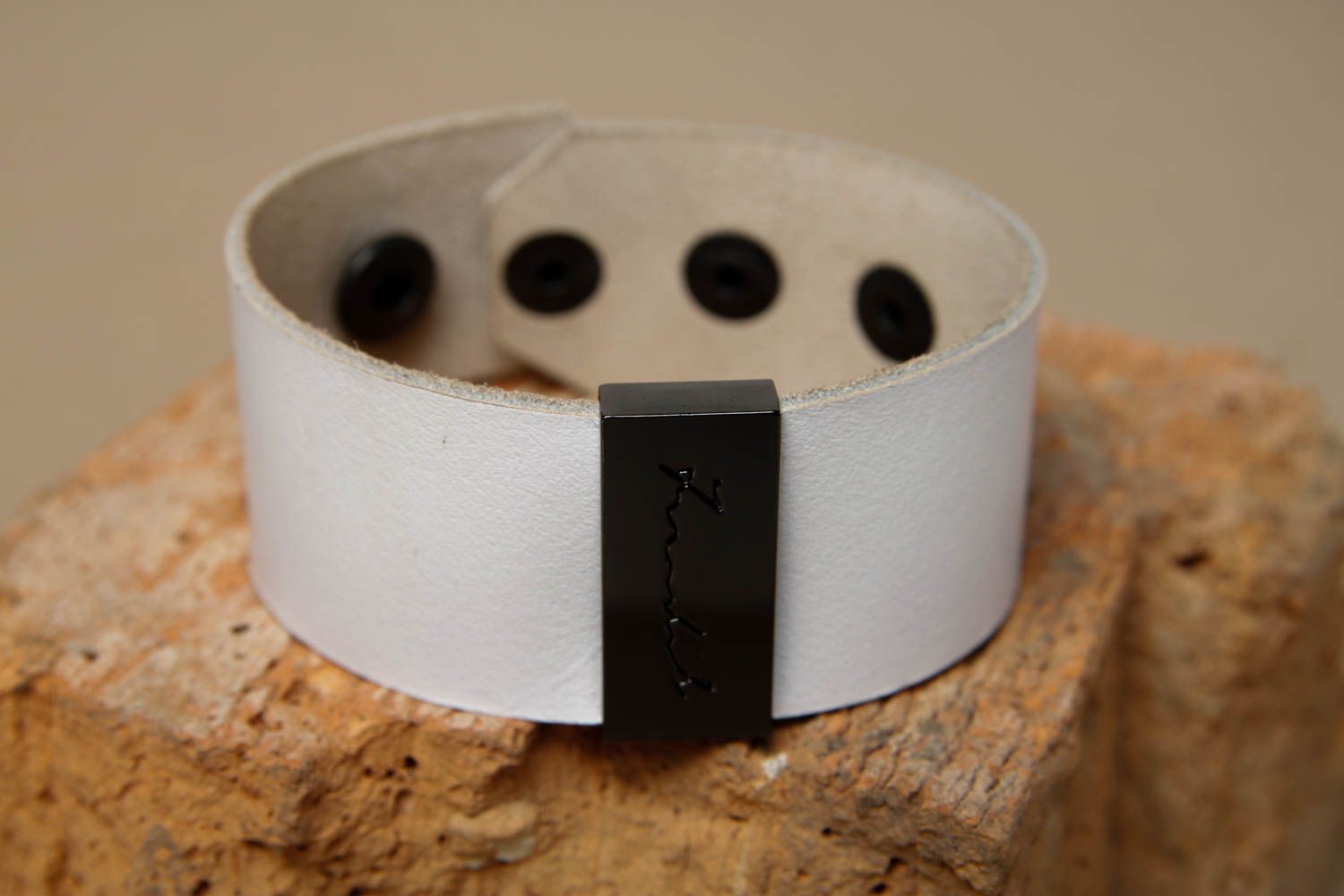 Handmade breites Armband aus Leder weiß Designer Schmuck Accessoire für Frauen  foto 1