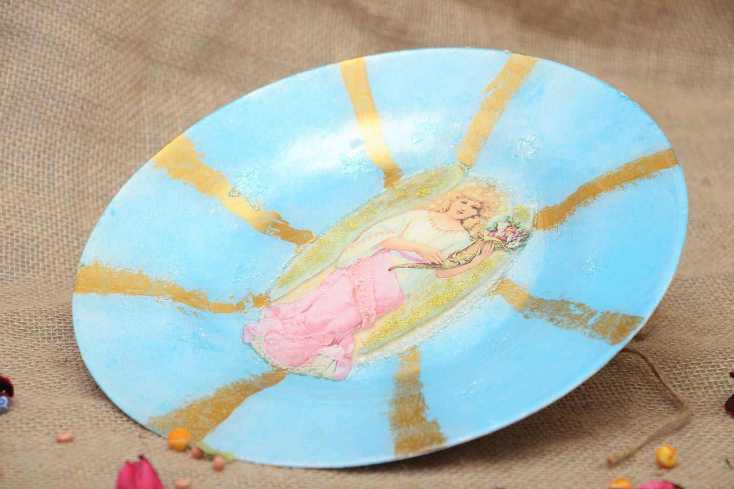 Декоративная тарелка в технике декупаж Ангел фото 5