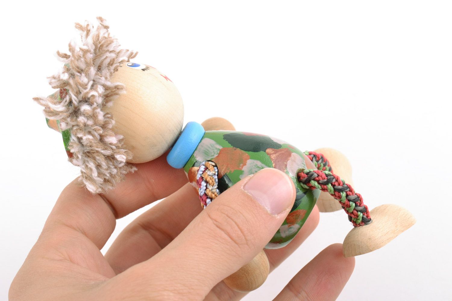Kleines lustiges bemaltes interessantes handgemachtes Öko Holz Spielzeug Junge  foto 2