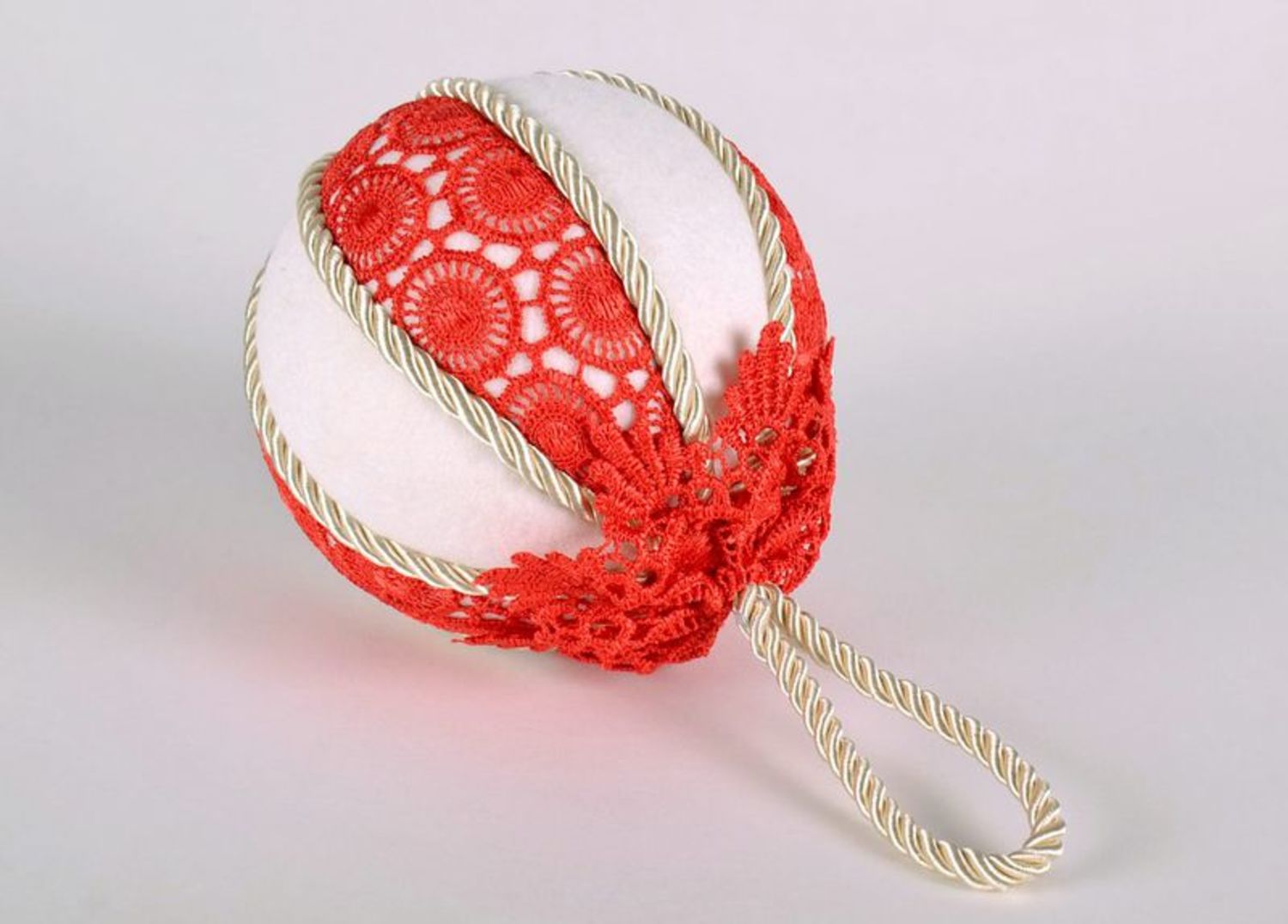 Новогодняя игрушка елочная игрушка шар красный с белым фото 2