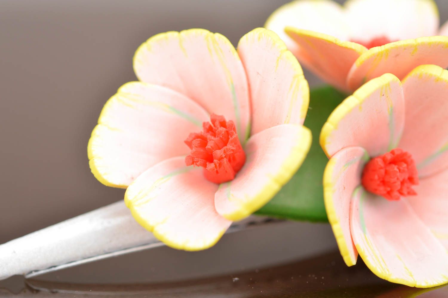 Barrette à cheveux en pâte polymère faite main avec fleurs roses accessoire photo 5