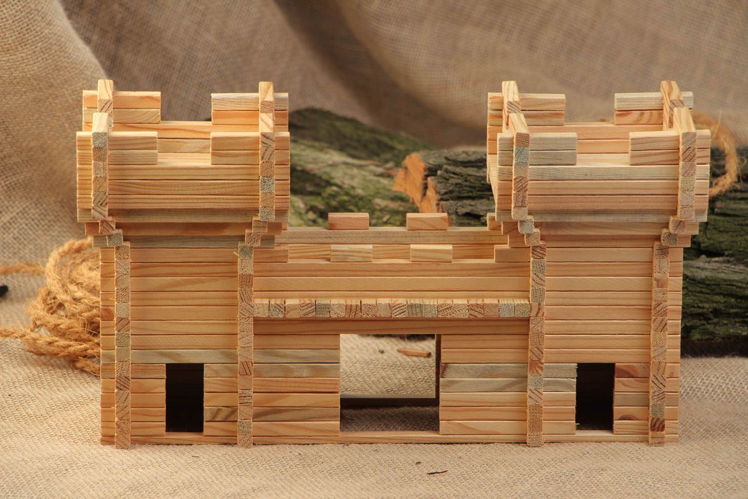 Деревянный конструктор крепость на 236 деталей ручной работы развивающая игрушка фото 1