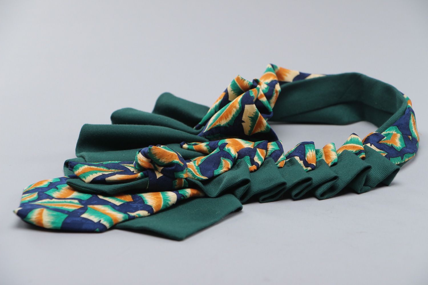Текстильное колье из галстука оригинальное женское украшение зеленое фото 3