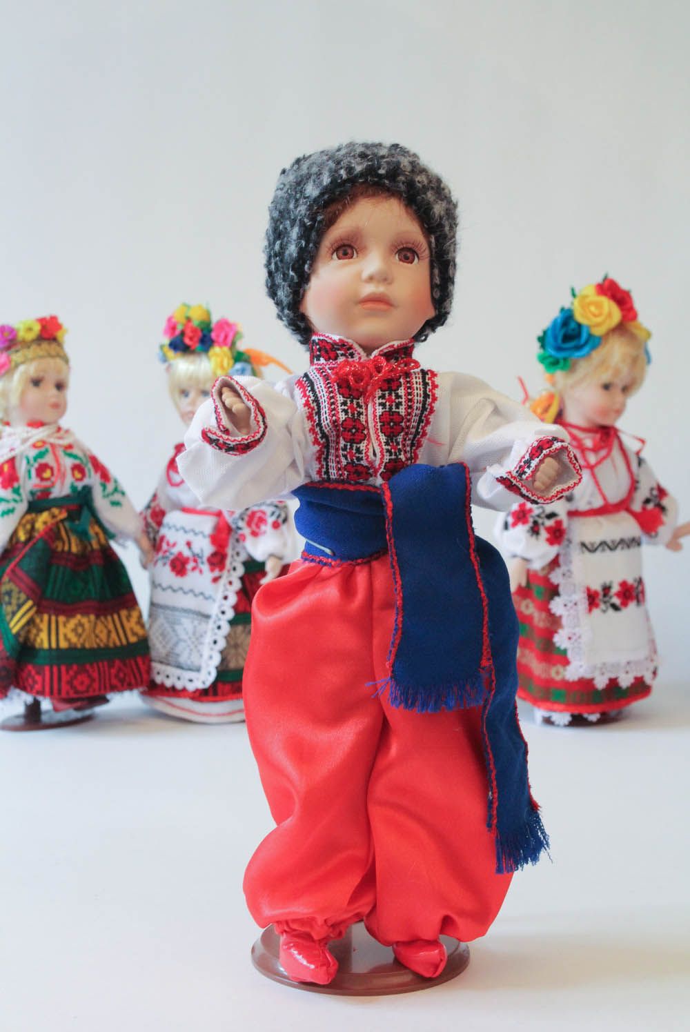 Boneco artesanal num vestido tradicional  Menino foto 4