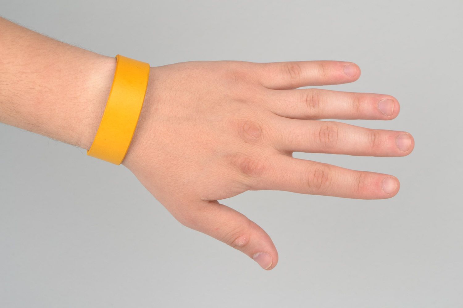 Breites gelbes Armband aus Leder mit Druckknopf modisch handgefertigt foto 2