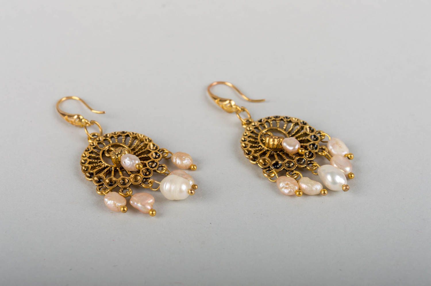 Pendientes de perlas y latón hechos a mano delicados elegantes hermosos  foto 5