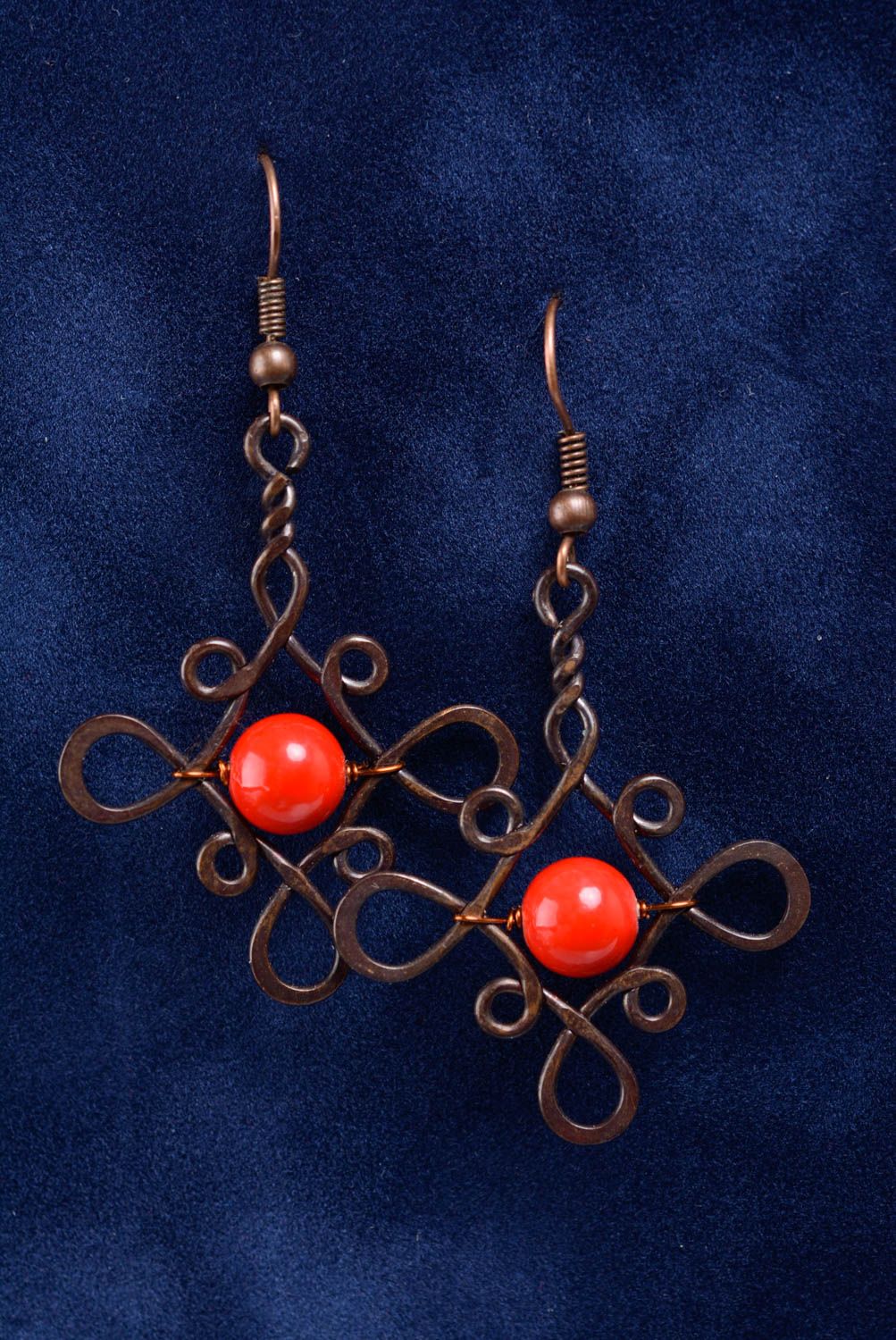 Handgemachte schöne lange Ohrringe aus Kupfer mit Glaskugeln Wire Wrap Technik foto 1