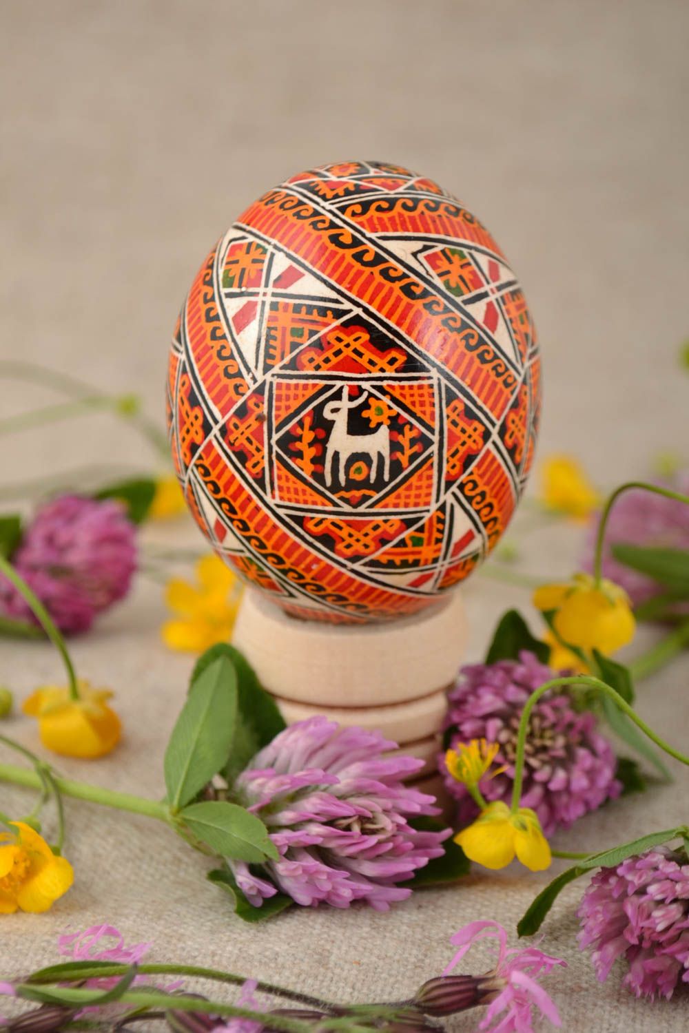 Huevo de Pascua artesanal pintado con símbolos eslavos en tonos anaranjados  foto 1