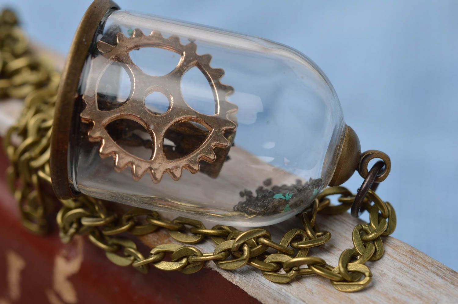 Pendentif cloche en verre avec roue dentée et chaînette fait main Temps photo 4