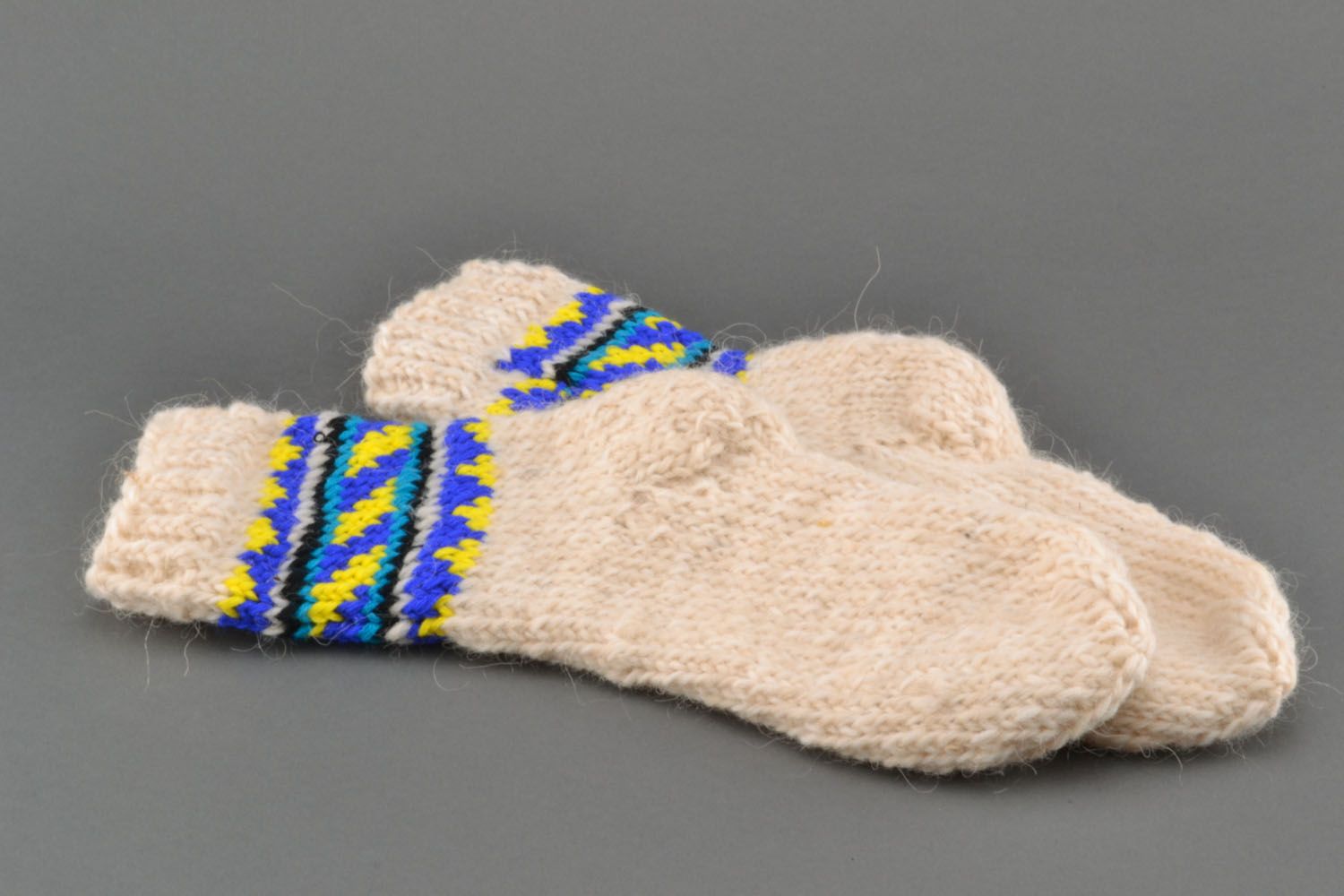 Calcetines de lana tejidos a mano blancos con azul foto 3