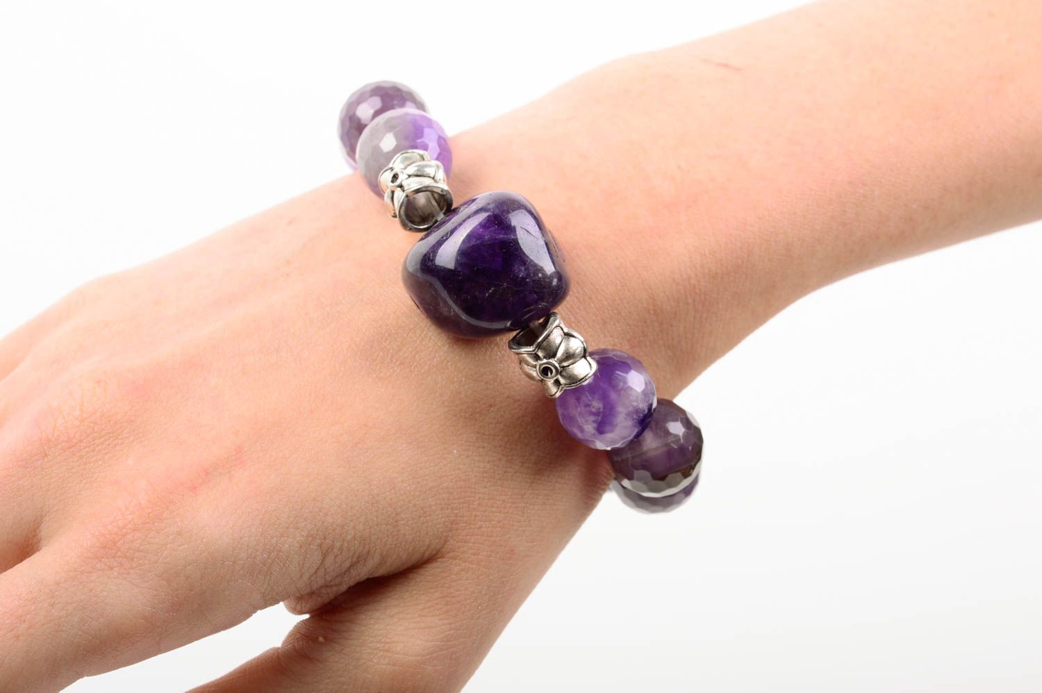 Фиолетовый браслет ручной работы из натуральных камней аксессуар для девушек фото 2