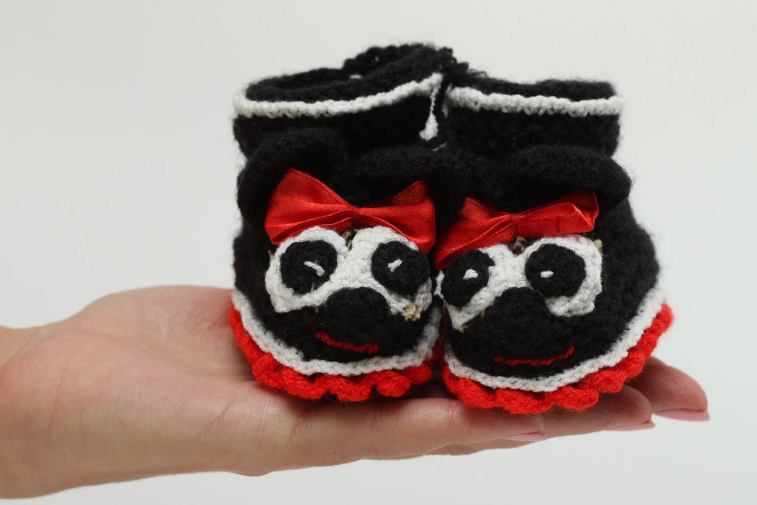 Handgefertigte Schuhe gehäkelte Babyschuhe Geschenk für Kleinkinder schwarz rot foto 5