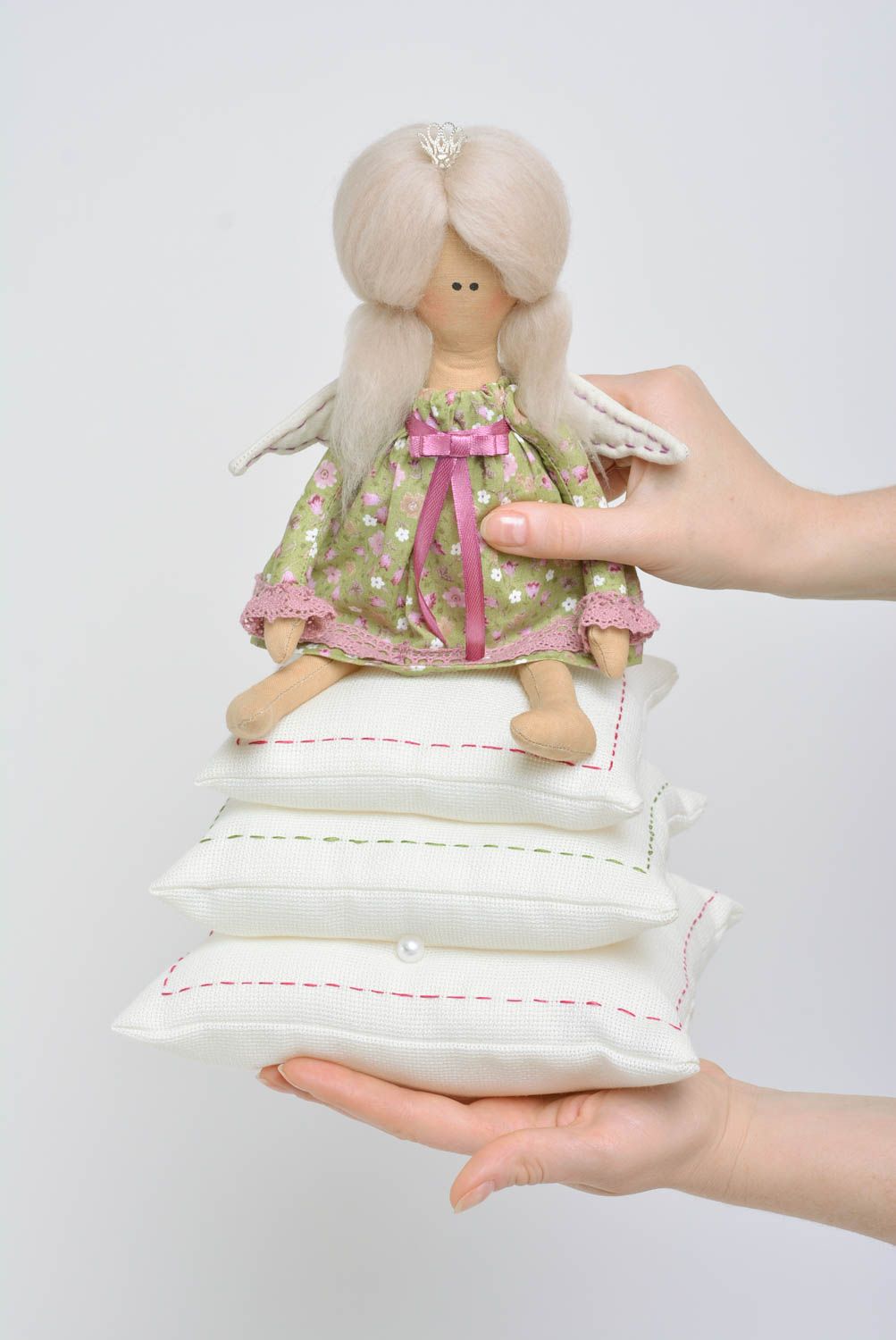 Poupée princesse au petit pois faite main en tissu de lin et coton originale photo 3