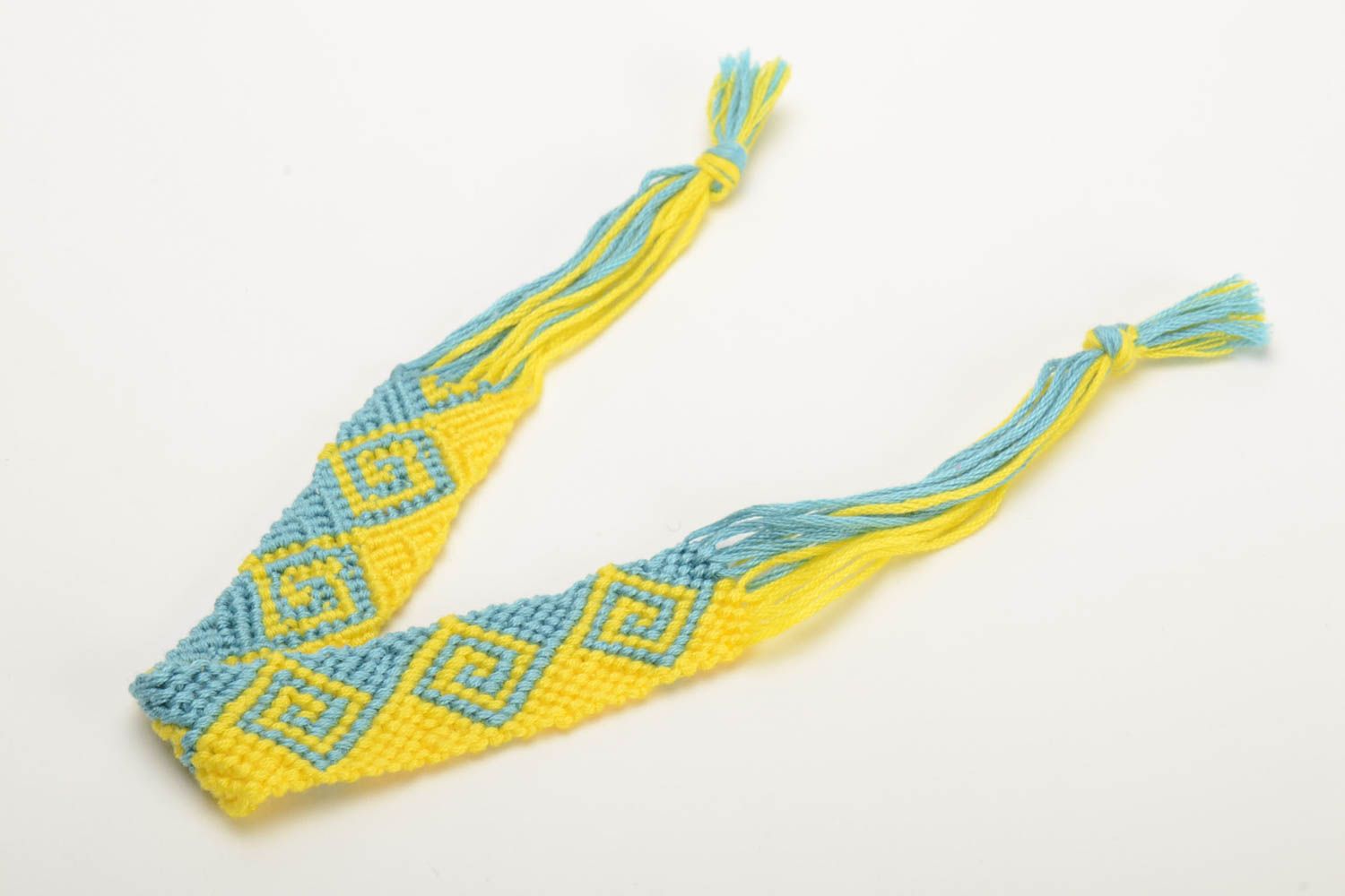 Широкий плетеный браслет из ниток мулине желто-голубой ручной работы на завязках фото 4