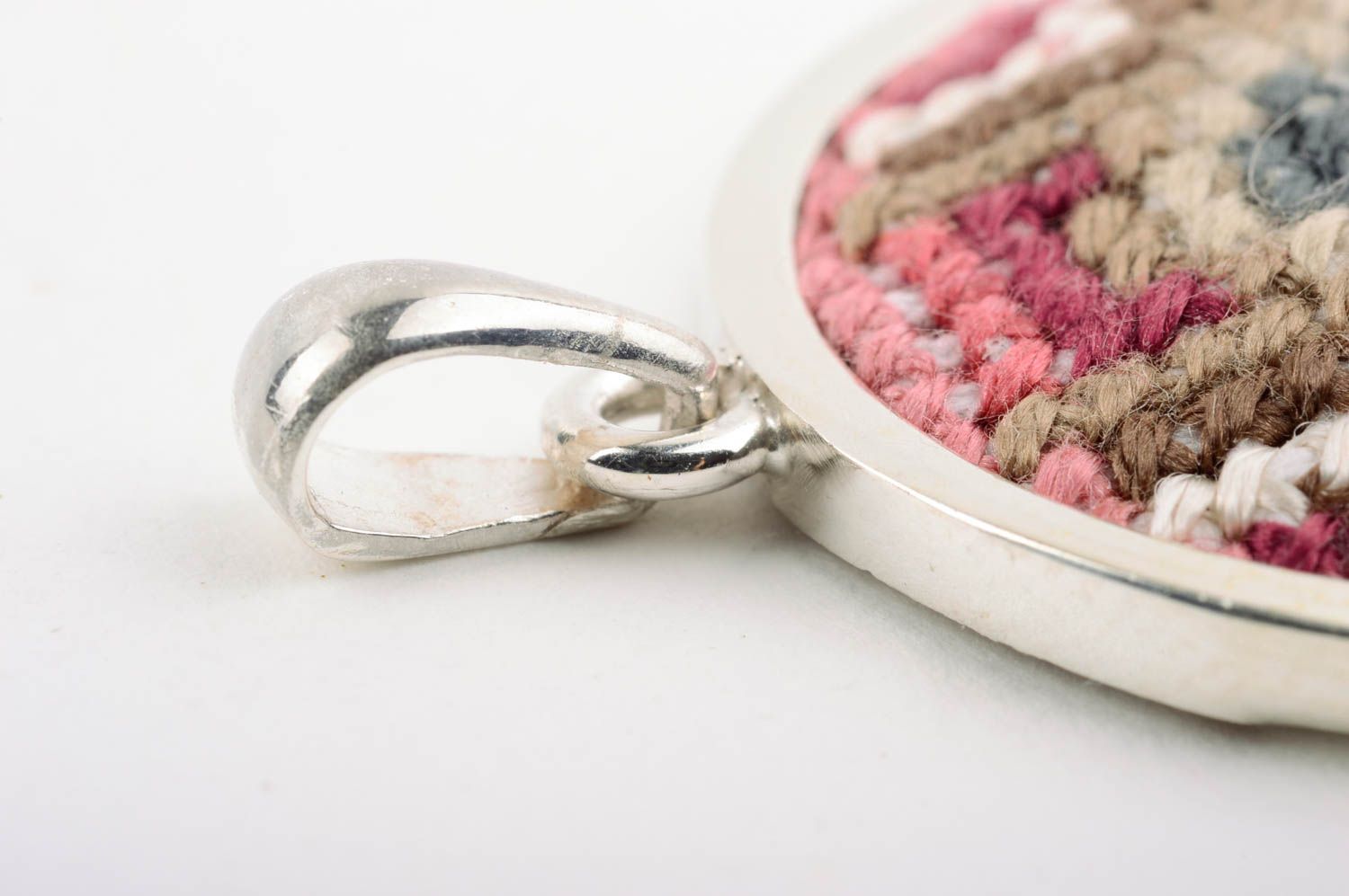 Pendentif argent Bijoux fait main ovale brodé Accessoire femme rose design  photo 3