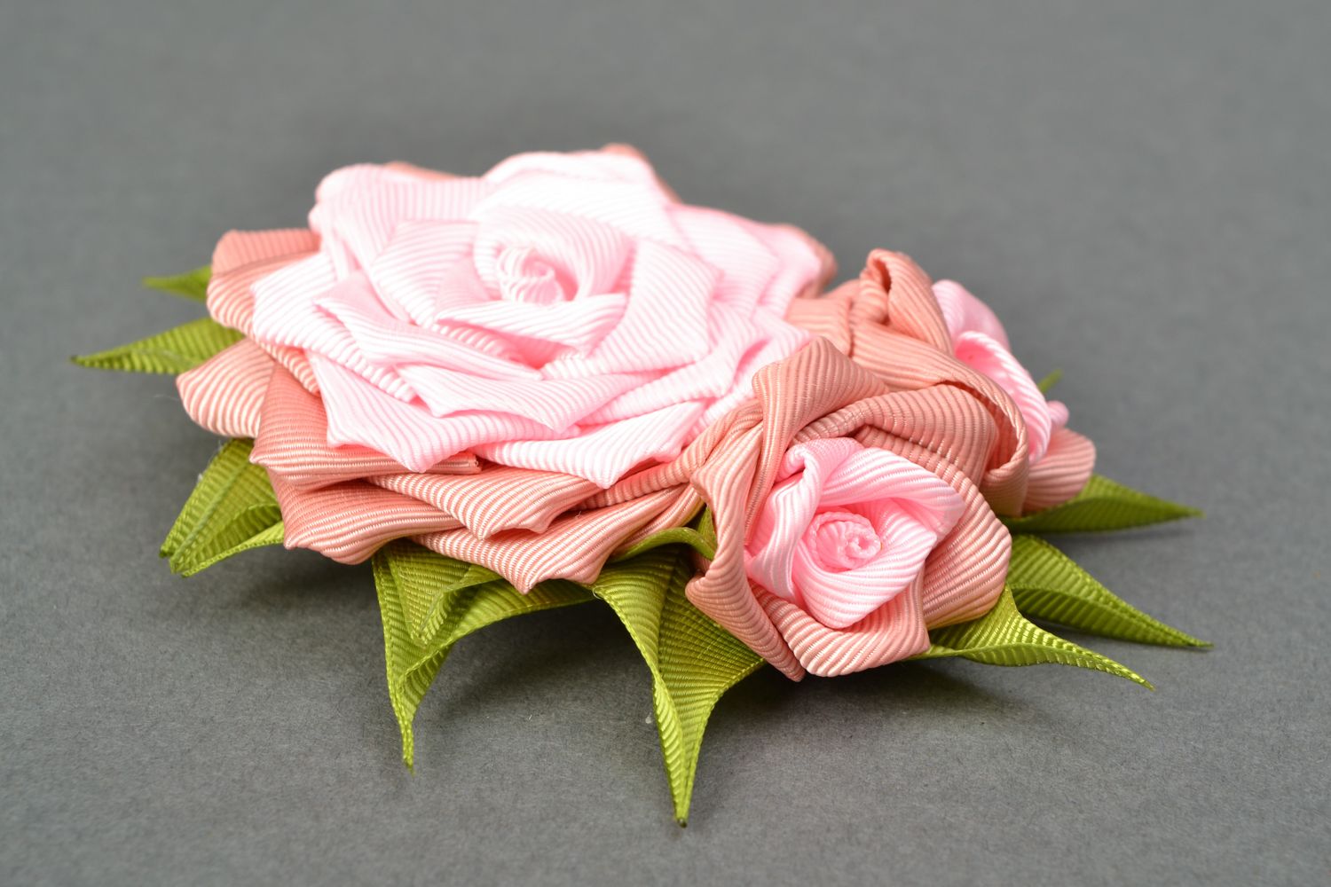 Rep ribbon hair clip in the shape of roses photo 3