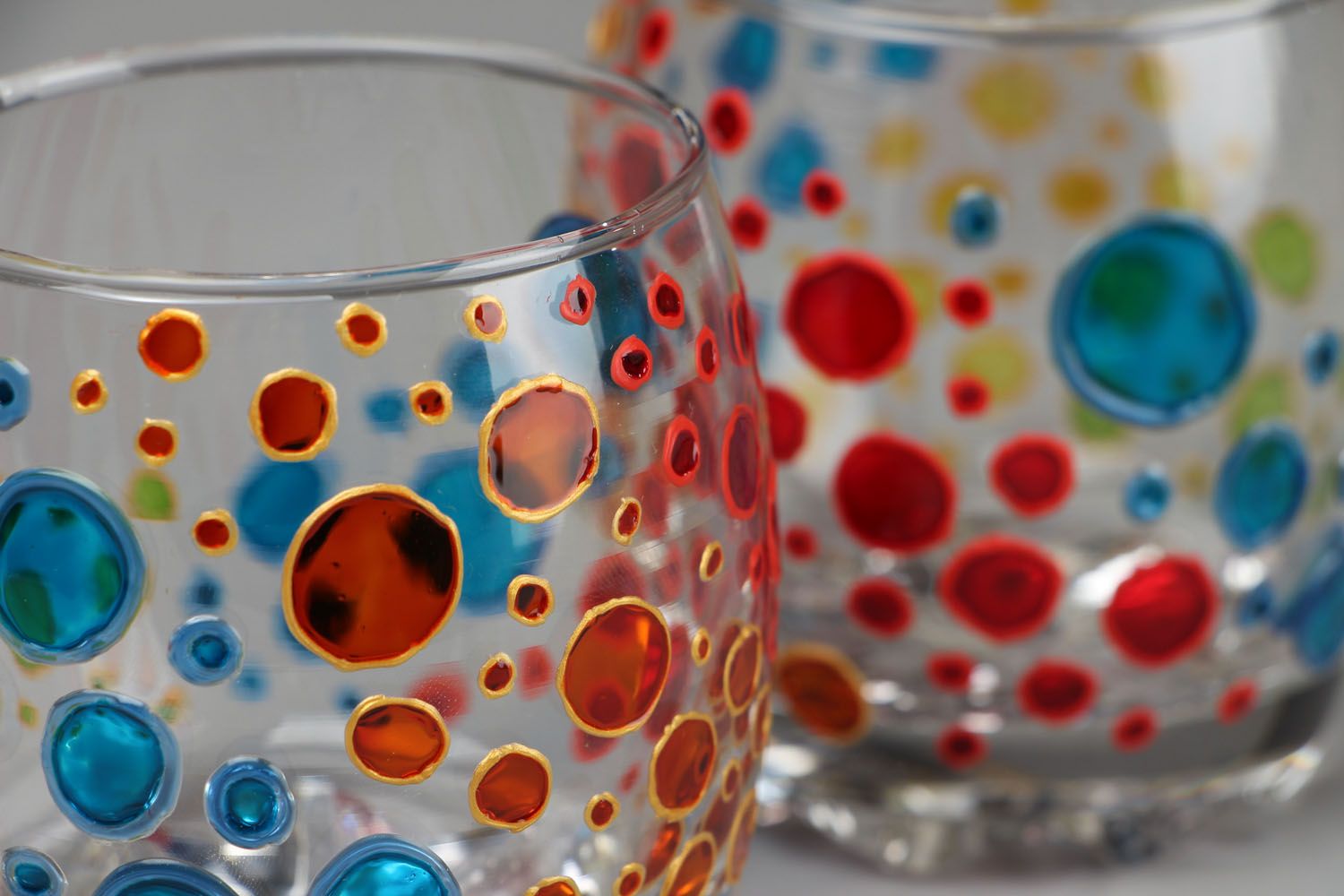 Conjunto de vasos de vidrio pintados foto 3