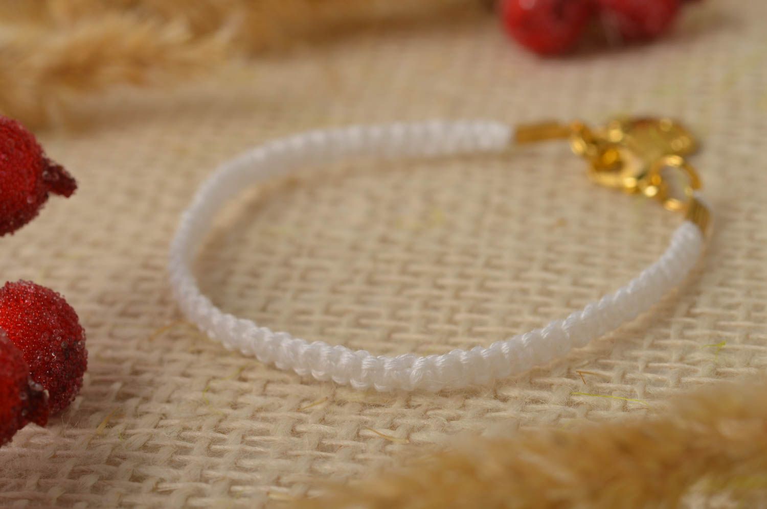Bracelet textile Bijou fait main blanc fin en fils tressé Accessoire femme photo 1