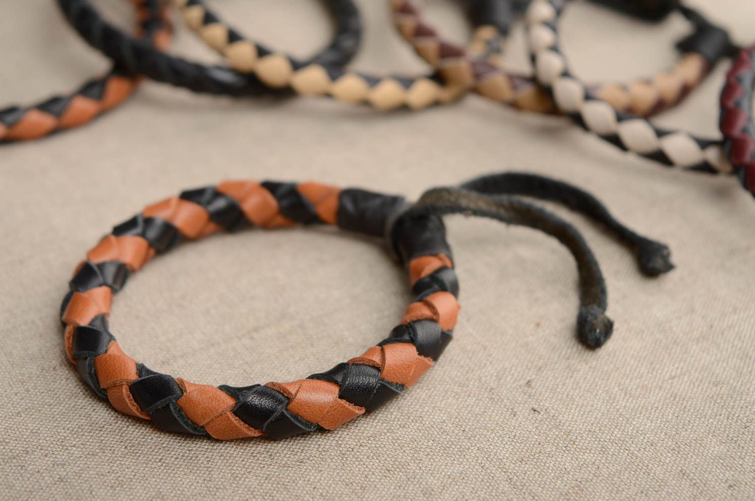 Stretching woven leather bracelet photo 1