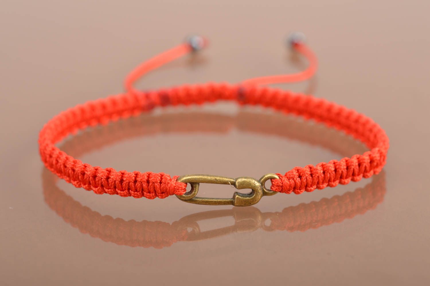 Bracelet textile rouge fil de soie avec épingle de sûreté décorative fait main photo 2