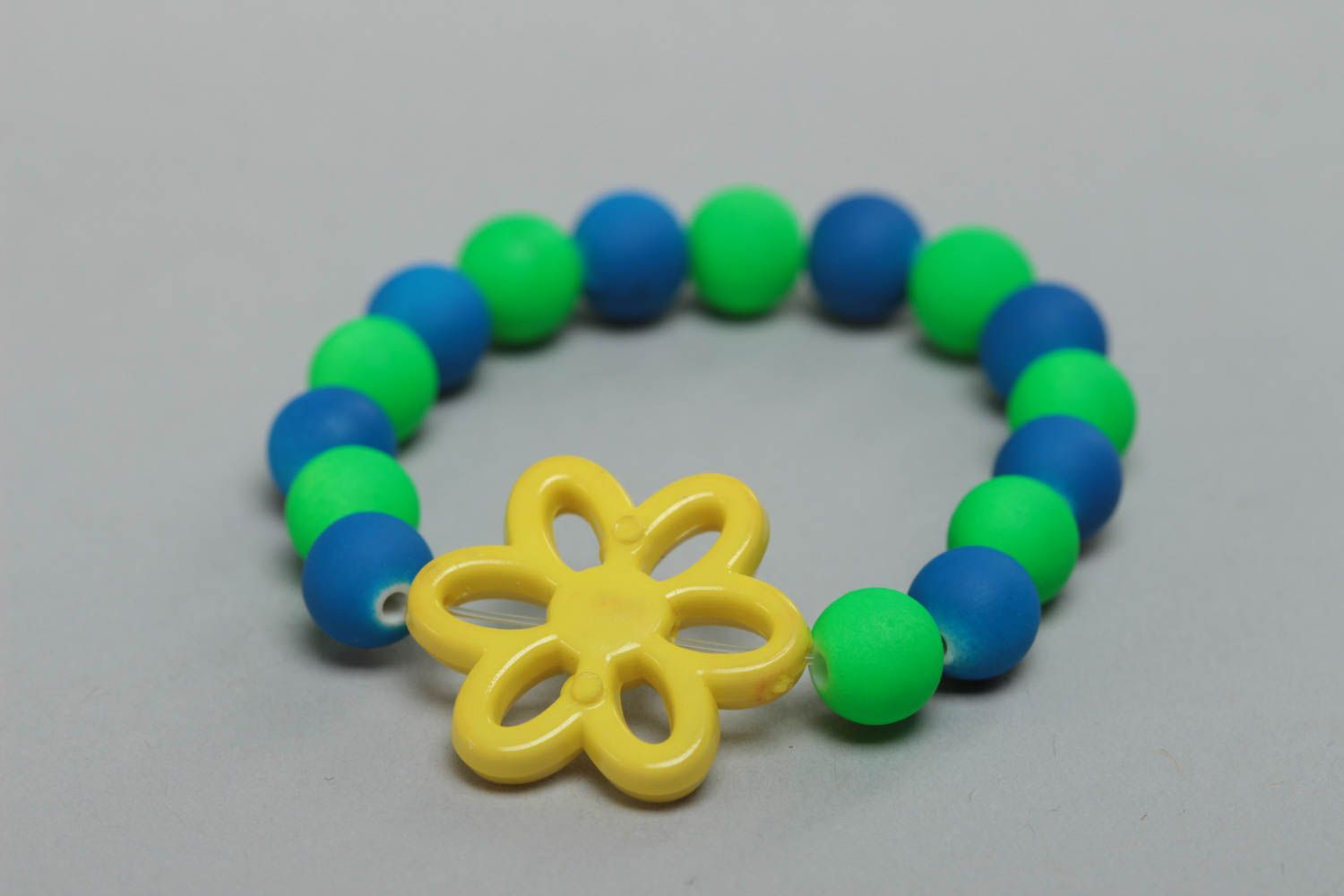 Grün blaues handmade Armband aus Polymerton mit großer Perle in Form von Blume foto 3