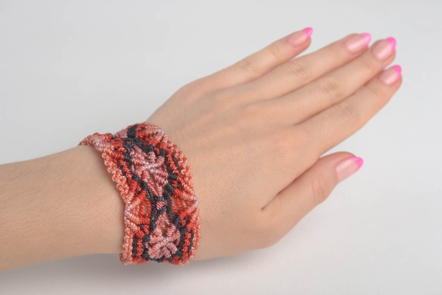 Bracelet textile Bijou fait main large fils macramé rouge noir Accessoire femme photo 1