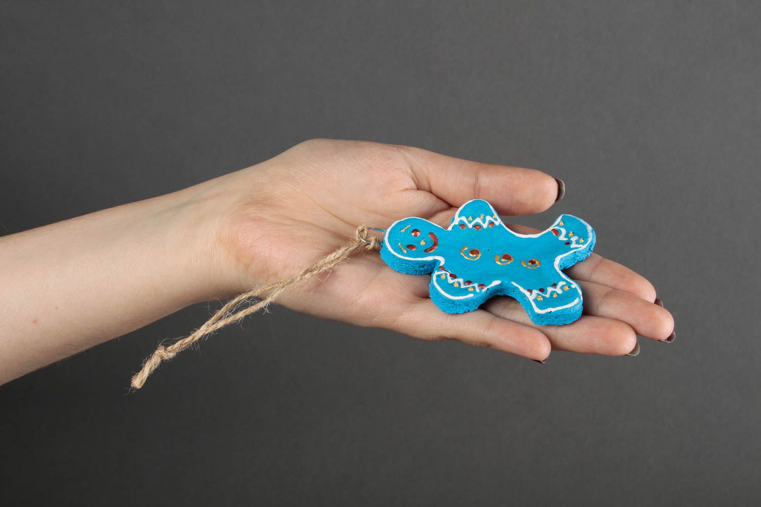 Голубая елочная игрушка ручной работы фигурка из соленого теста декор для дома фото 2
