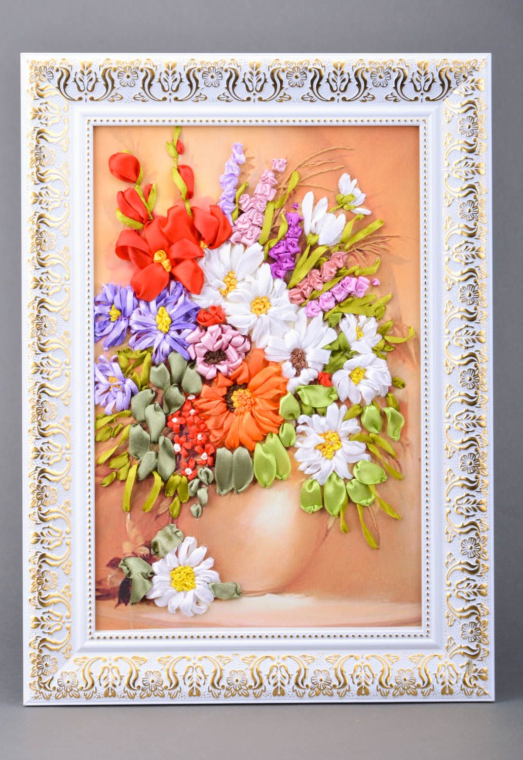 Gesticktes Wandbild Stillleben mit Blumen aus Atlasbändern handmade schön für Interieur Dekor foto 2