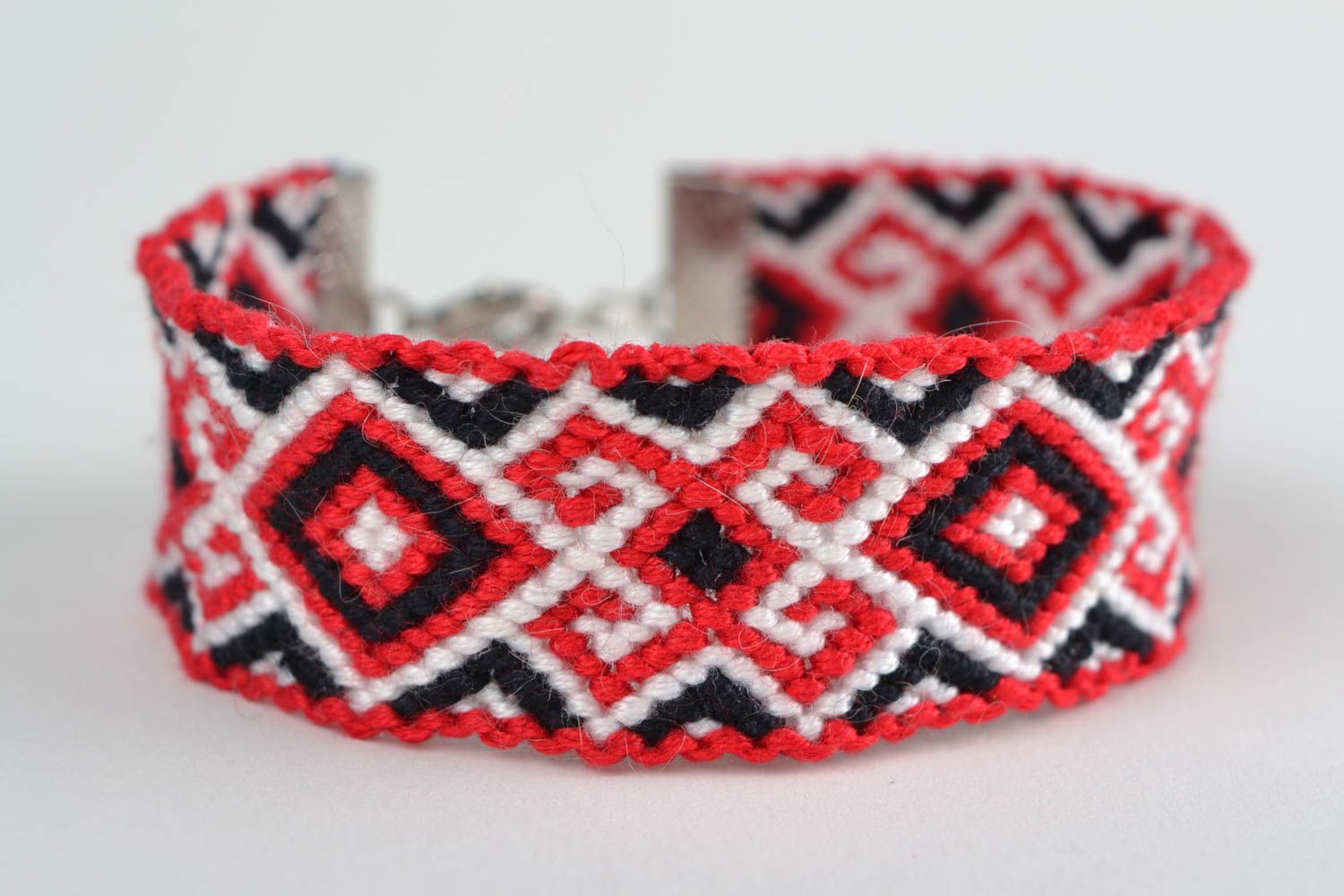 Bracelet en macramé de fils moulinés fait main style ethnique noir rouge blanc photo 3