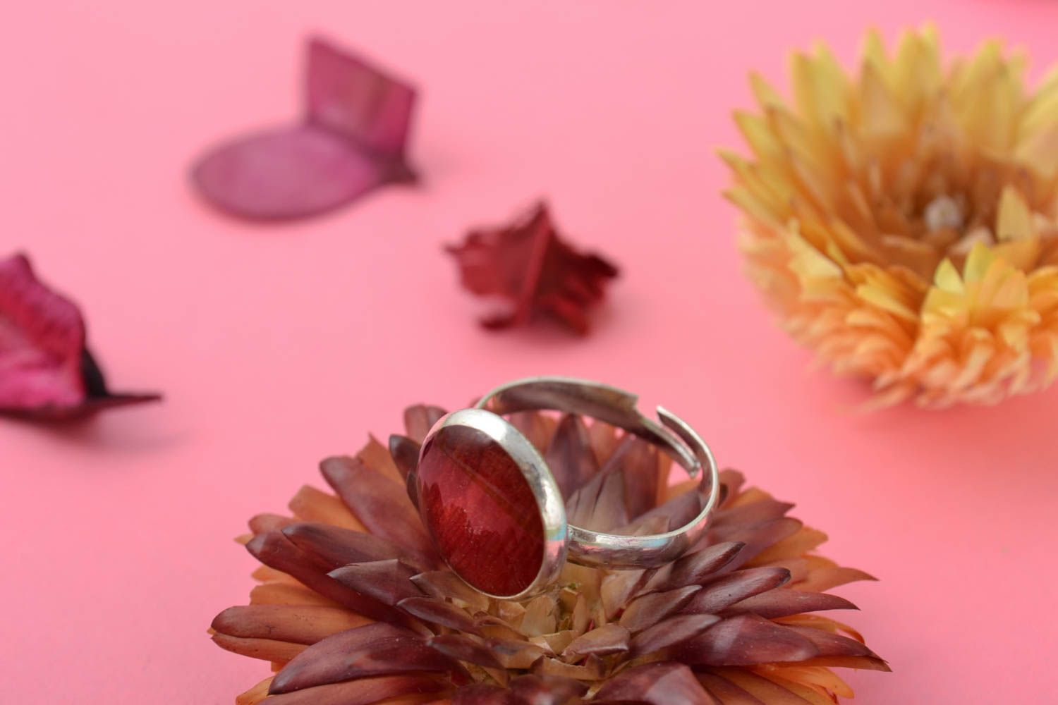 Feiner roter schöner handgemachter Ring aus Epoxidharz mit Furnitur handmade foto 1