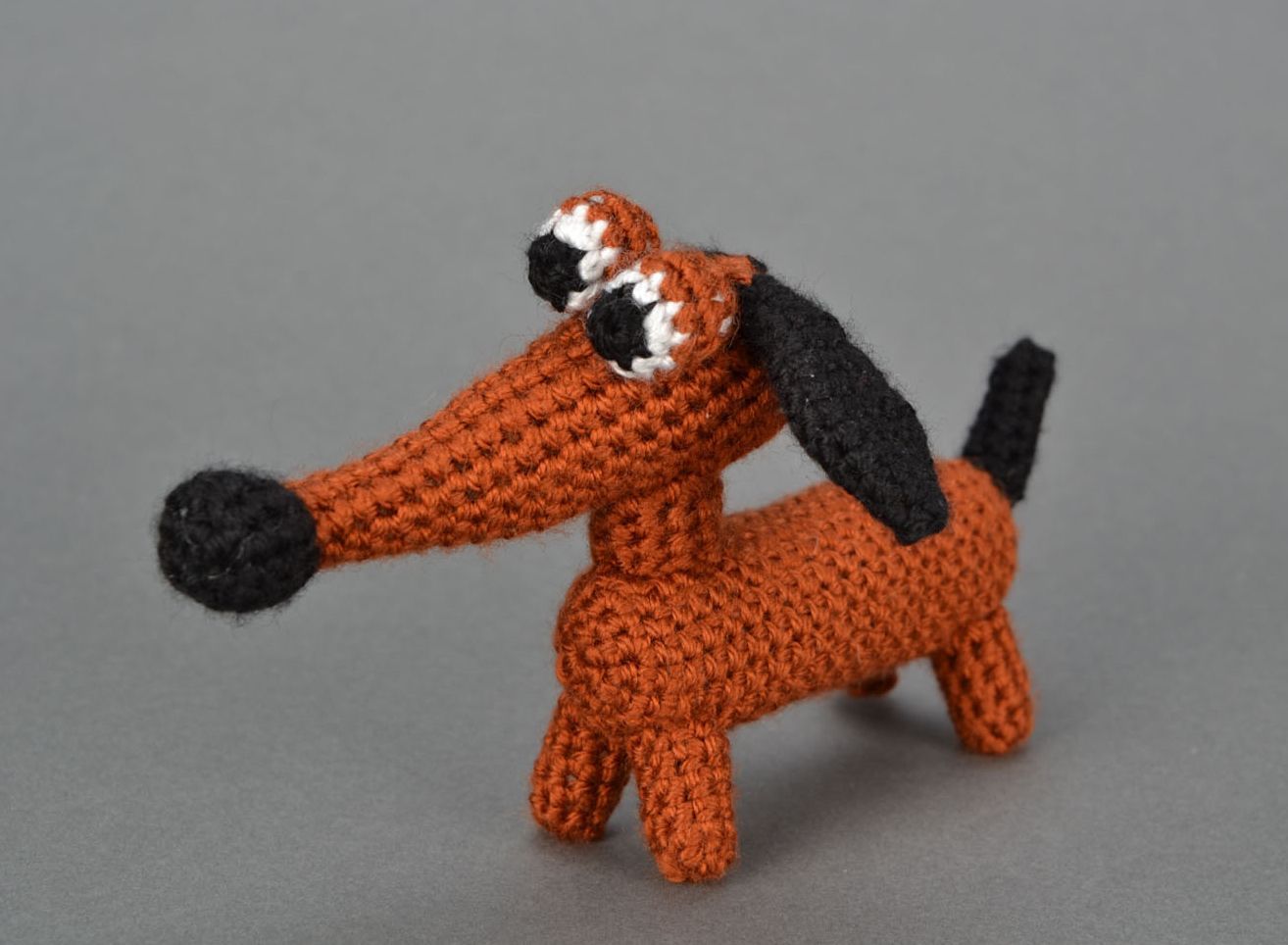Jouet tricot au crochet fait main Teckel  photo 1