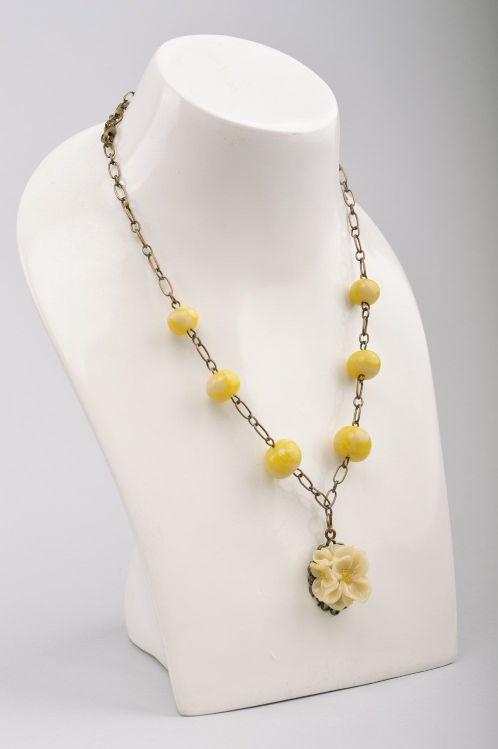 Long collier en pâte polymère jaune fait main pendentif fleur chaîne métallique photo 2