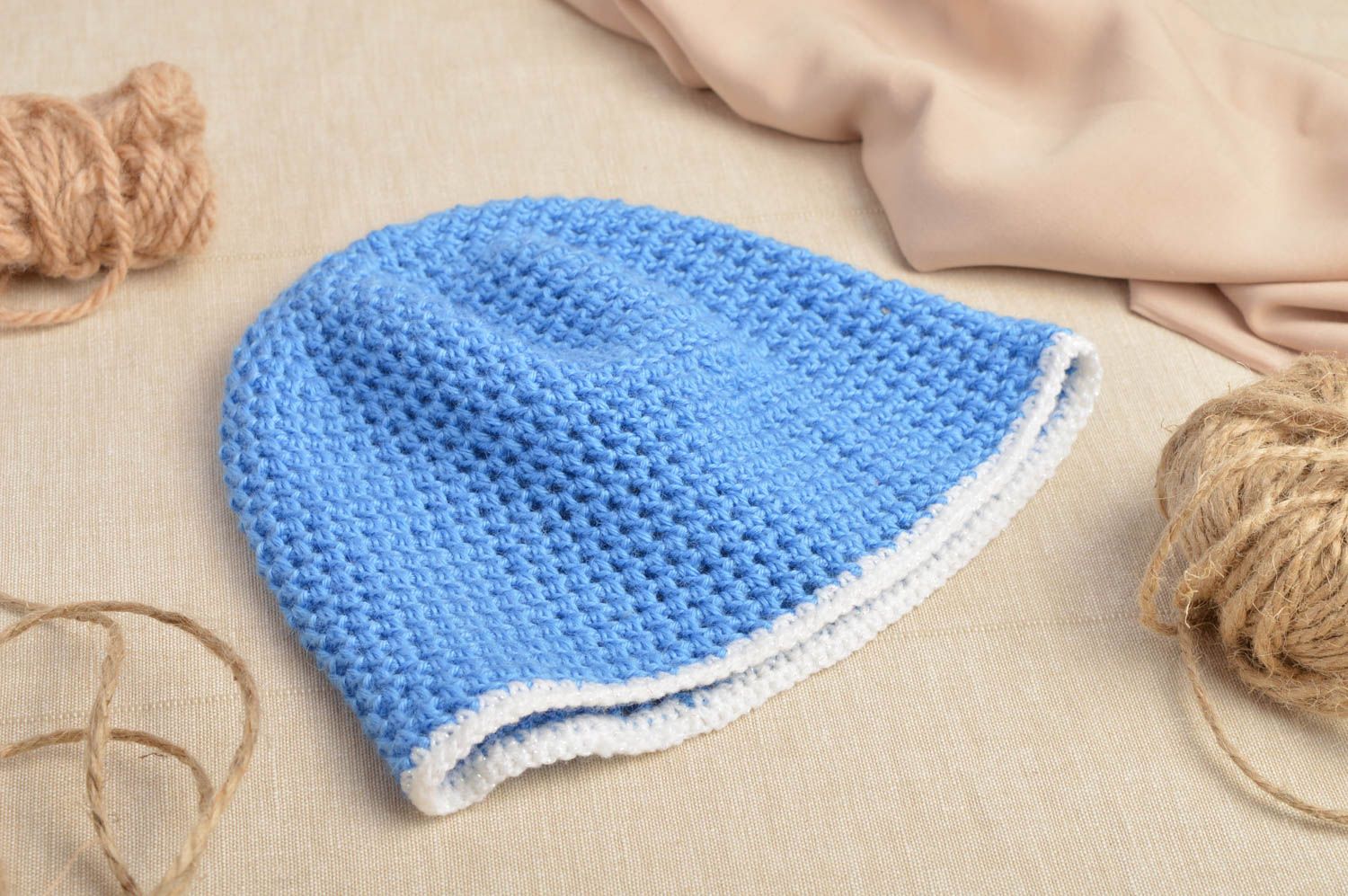 Bonnet tricot fait main Chapeau au crochet bleu clair ajouré Vêtement fille photo 1