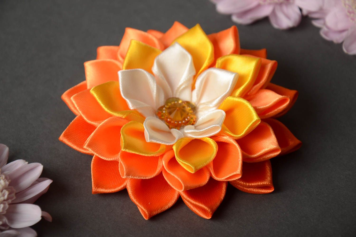 Fiore decorativo grande in tecnica kanzashi accessorio arancione grande foto 1