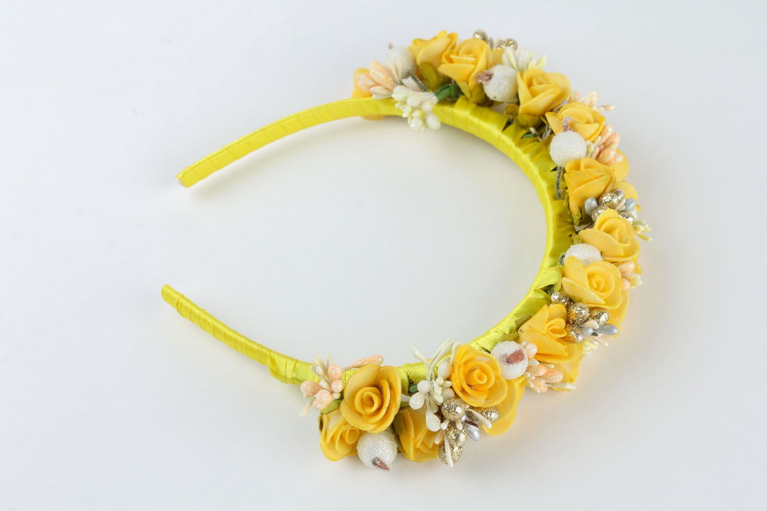 Grinalda artesanal para cabelo com flores amarelas  foto 4