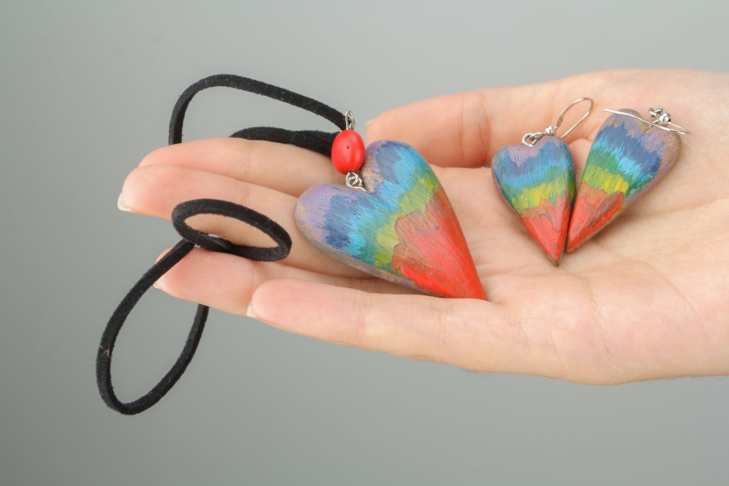 Heart-shaped wooden earrings and pendant photo 2