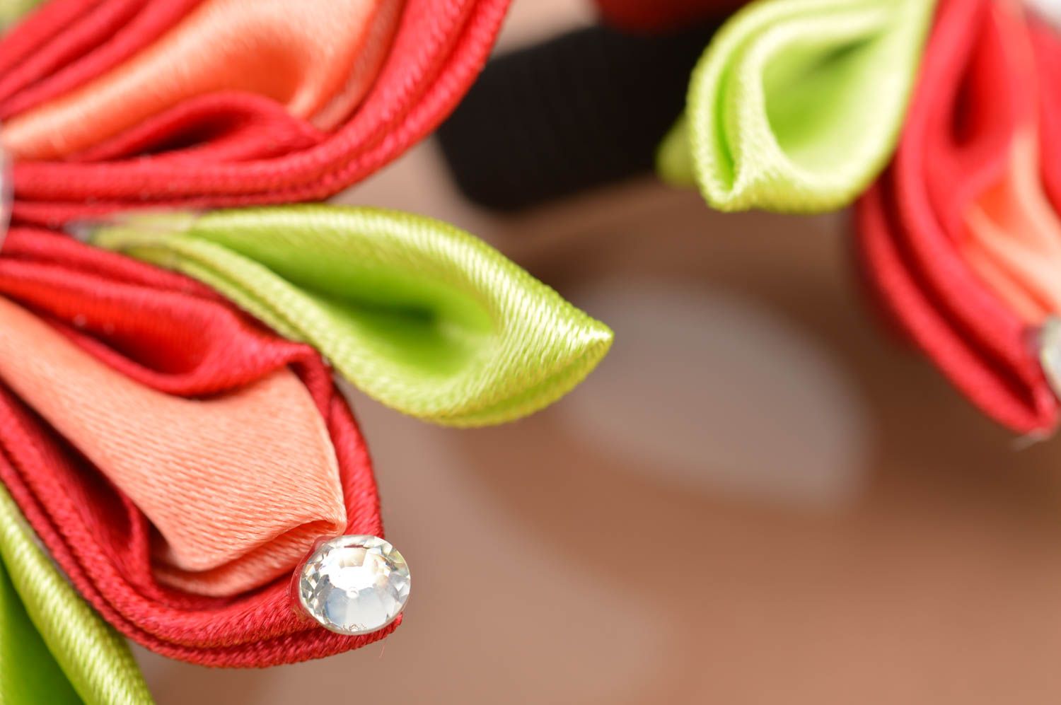 Rot grünes schönes handmade Haargummi Set für Kinder mit Blumen zwei Stück foto 4